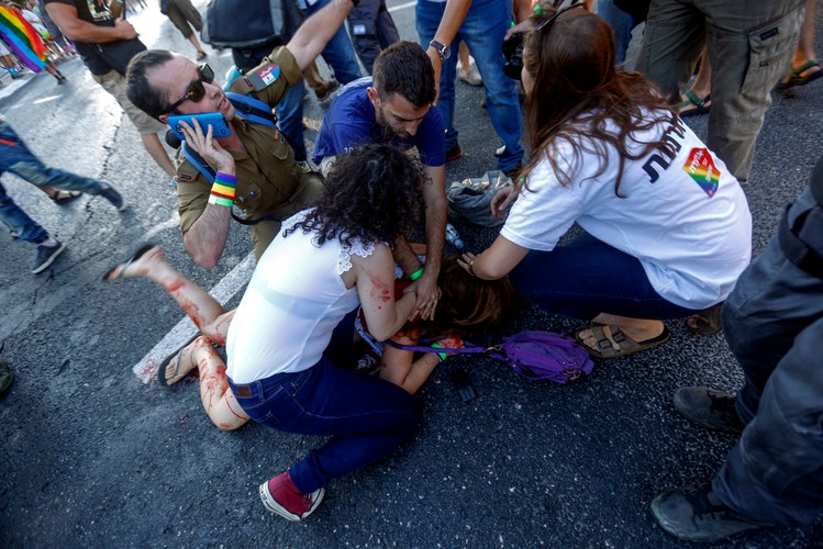 Pomoc osobie ranionej nożem w czasie parady gejów w Jerozolimie