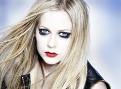 Avril Lavigne ma problemy i prosi o modlitwę