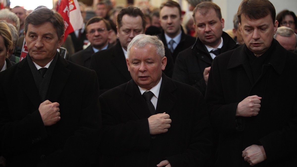 Dzisiaj rano, rok po katastrofie smoleńskiej, prezes PiS Jarosław Kaczyński, wraz z innymi politykami tej partii, złożył wieniec przed Pałacem Prezydenckim. Przy wieńcu ustawione zostało zdjęcie pary prezydenckiej Marii i Lecha Kaczyńskich. Jarosława Kaczyńskiego przywitały owacje i oklaski.