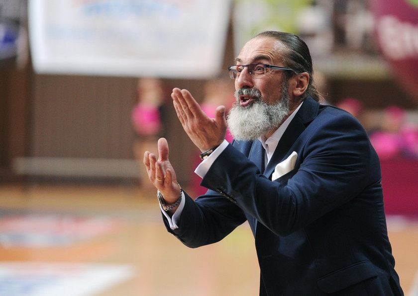 Zastąpi go były zawodnik BM Slam Stali, a ostatnio… dyrektor sportowy Łukasz Majewski (37), który nie ma żadnego doświadczenia w roli trenera.