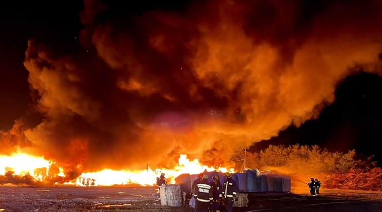 Tűz ütött ki egy hulladékfeldolgozó üzemben Szemenye községben / Fotó: BM OKF Médiaszerver