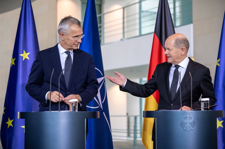 Kanclerz Niemiec Olaf Scholz (R) i sekretarz generalny NATO Jens Stoltenberg. Berlin, 9 listopada 2023 r.