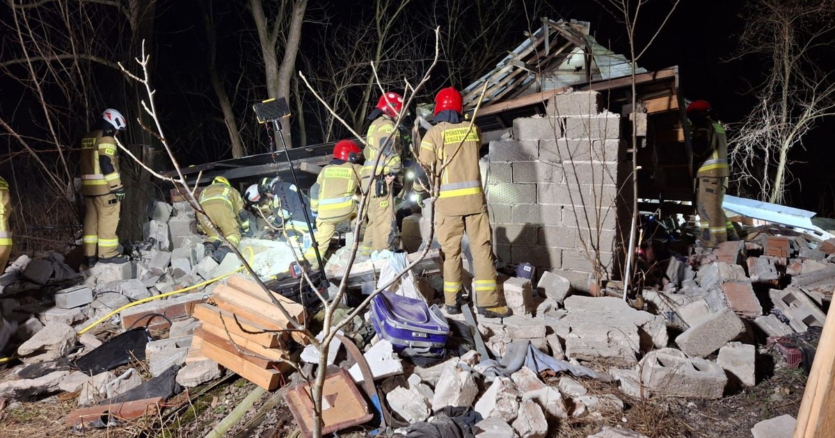 Zawalił się dom w Besiekierzu Nawojnym. Strażacy cegła po cegle przeszukują gruzowisko