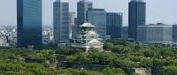 <strong>Osaka</strong>
<br></br>
Prężna metropolia konkurująca swoim potencjałem ze stołecznym Tokio. Dla turysty warty obejrzenia jest przede wszystkim zamek sprzed niemal 500 lat oraz świątynia buddyjska Shitennō-ji (Czterech Królów Nieba), atakże chramy shintō Tenmangū i Imamiya Ebisu-jinja. Na miłośników mocnych wrażeń czekają parki rozrywki: Universal Studios Japan i Expoland. Wgląd w japońską kulturę dają muzea: sztuki orientalnej, nauki, miasta Osaki, morskie oraz wina i piwa.
<br></br>
Wytchnienie od wielkomiejskiego ruchu dają parki: Sumiyoshi, Tsurumiryokuchi, Ōsaka Business Park oraz ogród zoologiczny w parku Tennōji Kōen.
<br></br>
Warto ponadto zajrzeć do akwarium Kaiyūkan. Pływa tu 35 tysięcy zwierząt wodnych w 14 zbiornikach.