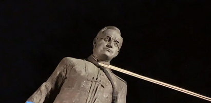 Przewrócono pomnik ks. Jankowskiego w Gdańsku