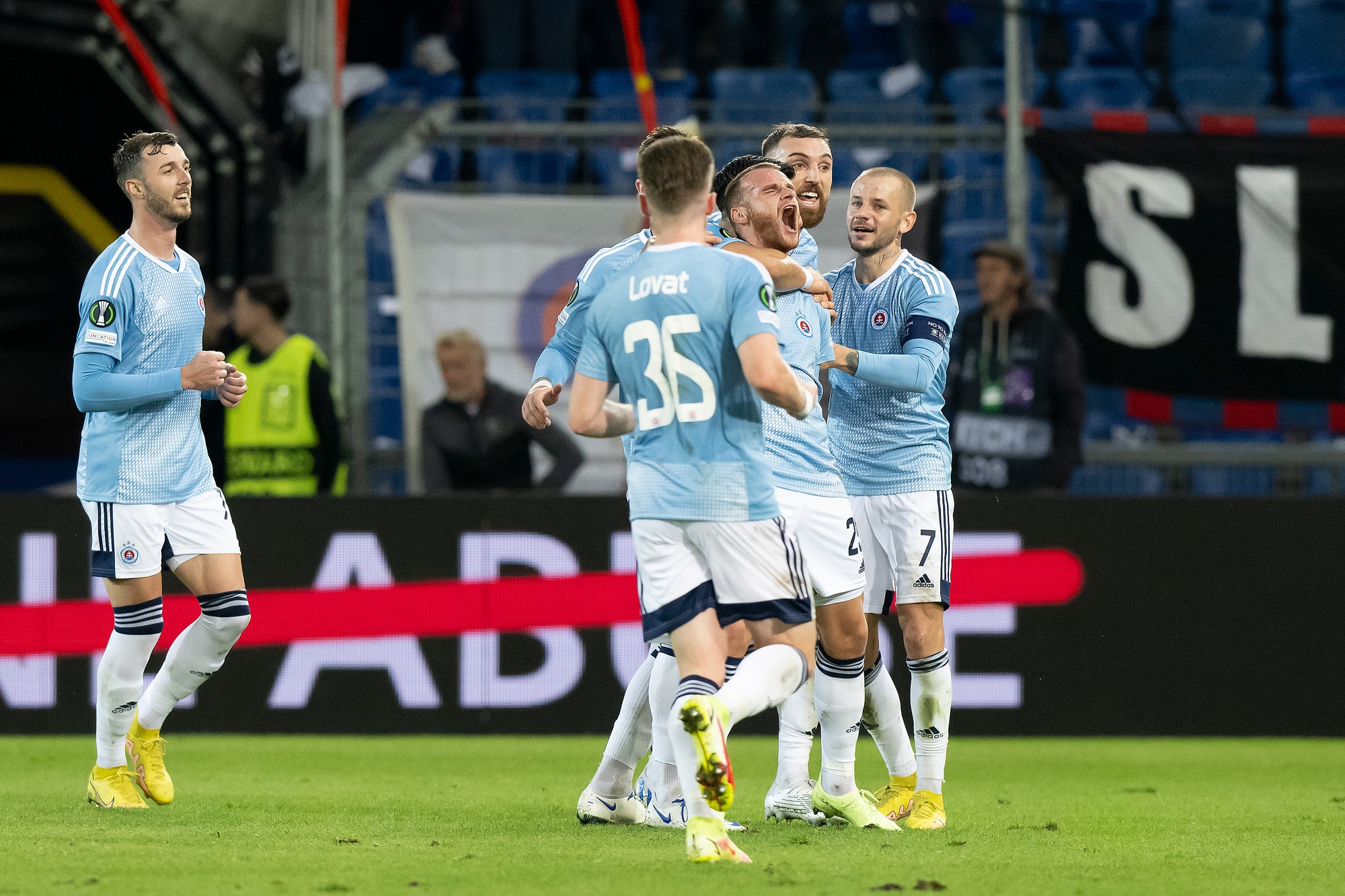 Futbalista Lukáš Pauschek (uprostred) zo Slovana Bratislava sa teší z gólu.