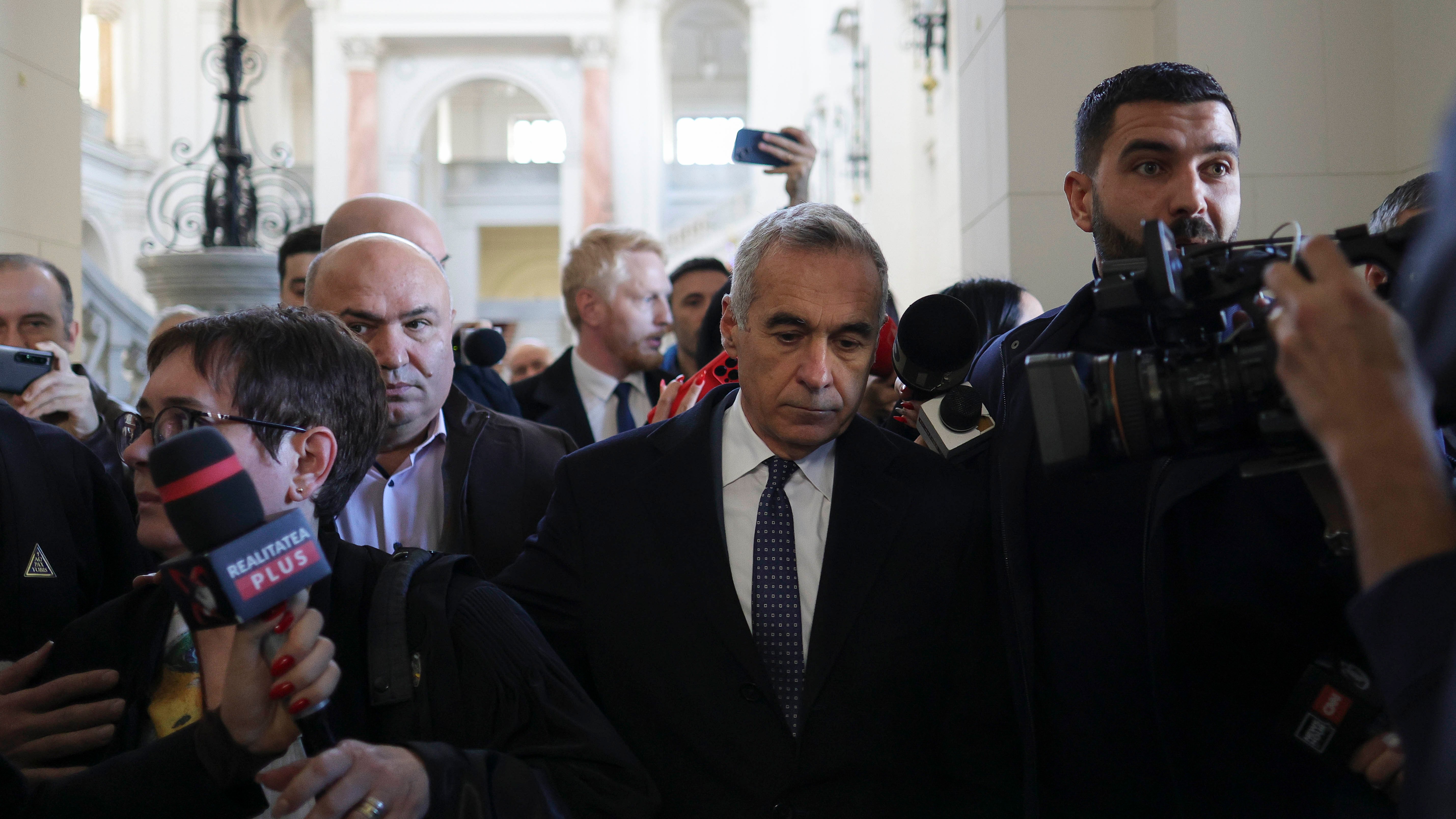 Călin Georgescu trebuie să se prezinte la procesul în care e acuzat de complicitate la tentativă de lovitură de stat. În caz contrar, se va emite mandat de aducere