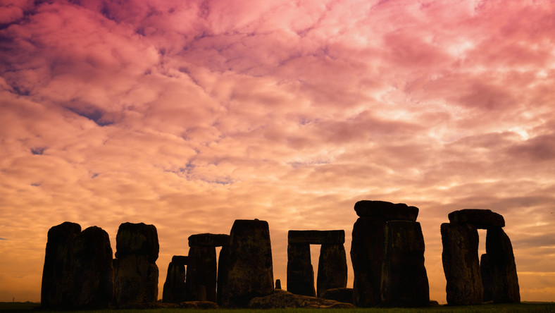 Blisko 10 tys. ludzi zgromadziło się w Stonehenge w hrabstwie Wiltshire, aby zobaczyć, jak w dzień letniego przesilenia słońce wstaje nad prehistorycznym kręgiem.