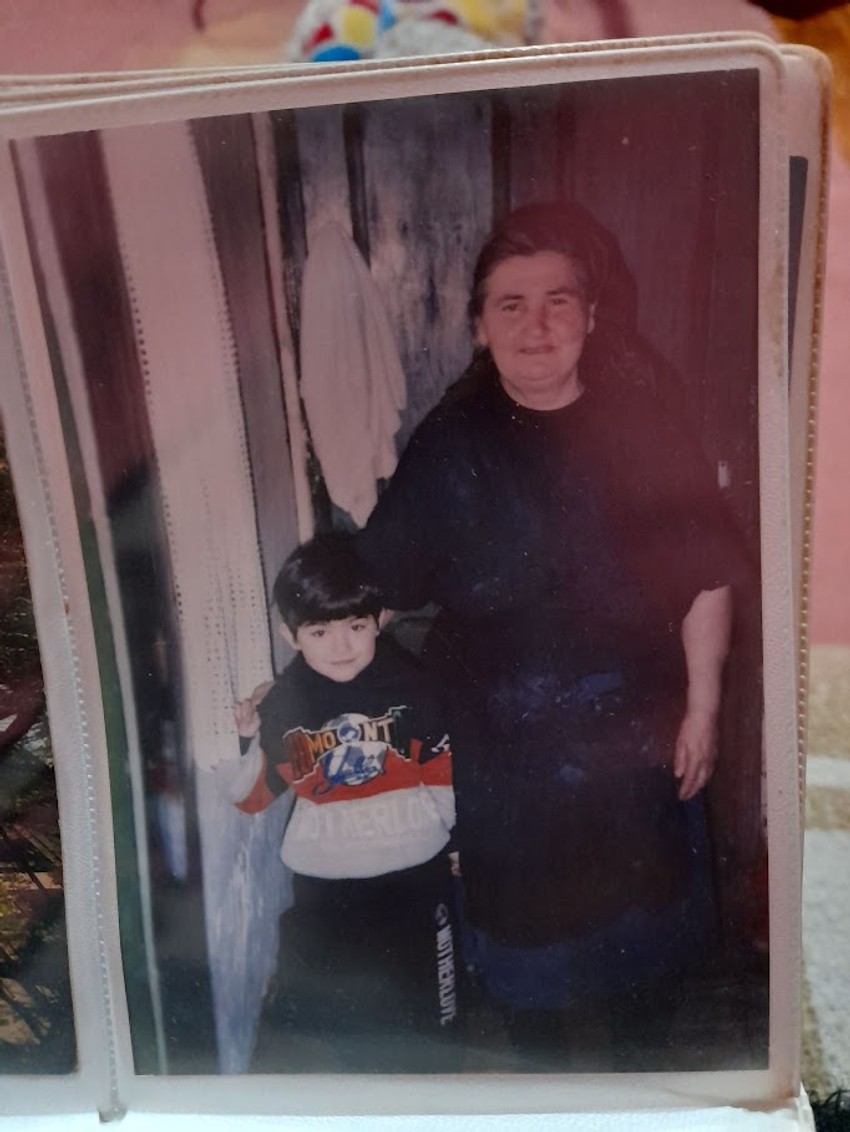 Jelena u selu Šatra sa bakom Dragijom