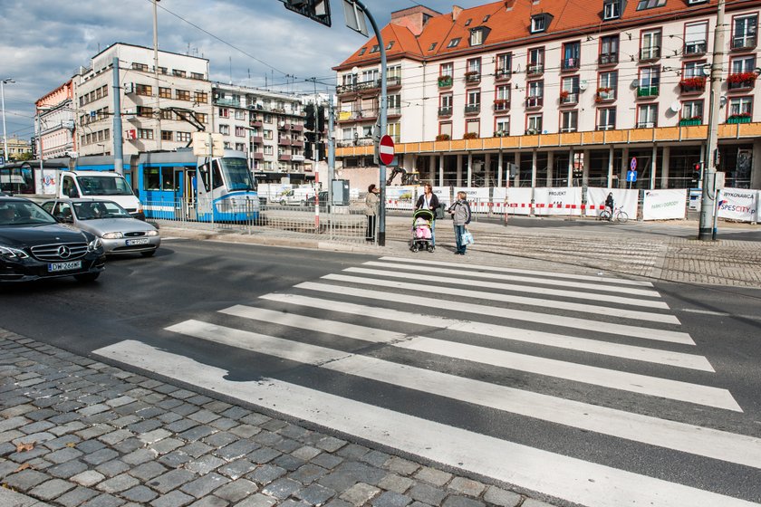 Kazimierza Wielkiego, przy skrzyżowaniu z Widokiem i Szewską, we Wrocławiu