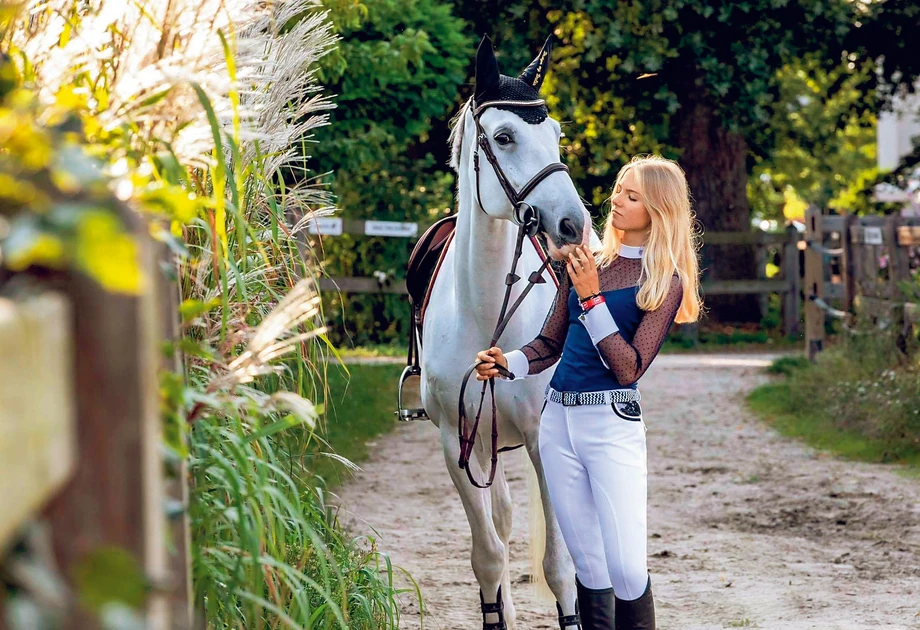 Juliana Suska, która ma na koncie m.in. złoty medal Mistrzostw Polski Juniorów i srebrne Mistrzostw Polski Młodych Jeźdźców, trenuje z Grzegorzem Kubiakiem, olimpijczykiem z Aten.