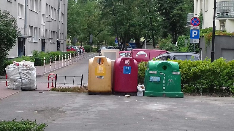 Tak wyglądał teren między blokami przy Ostrobramskiej 16 lipca, tuż po naszej publikacji