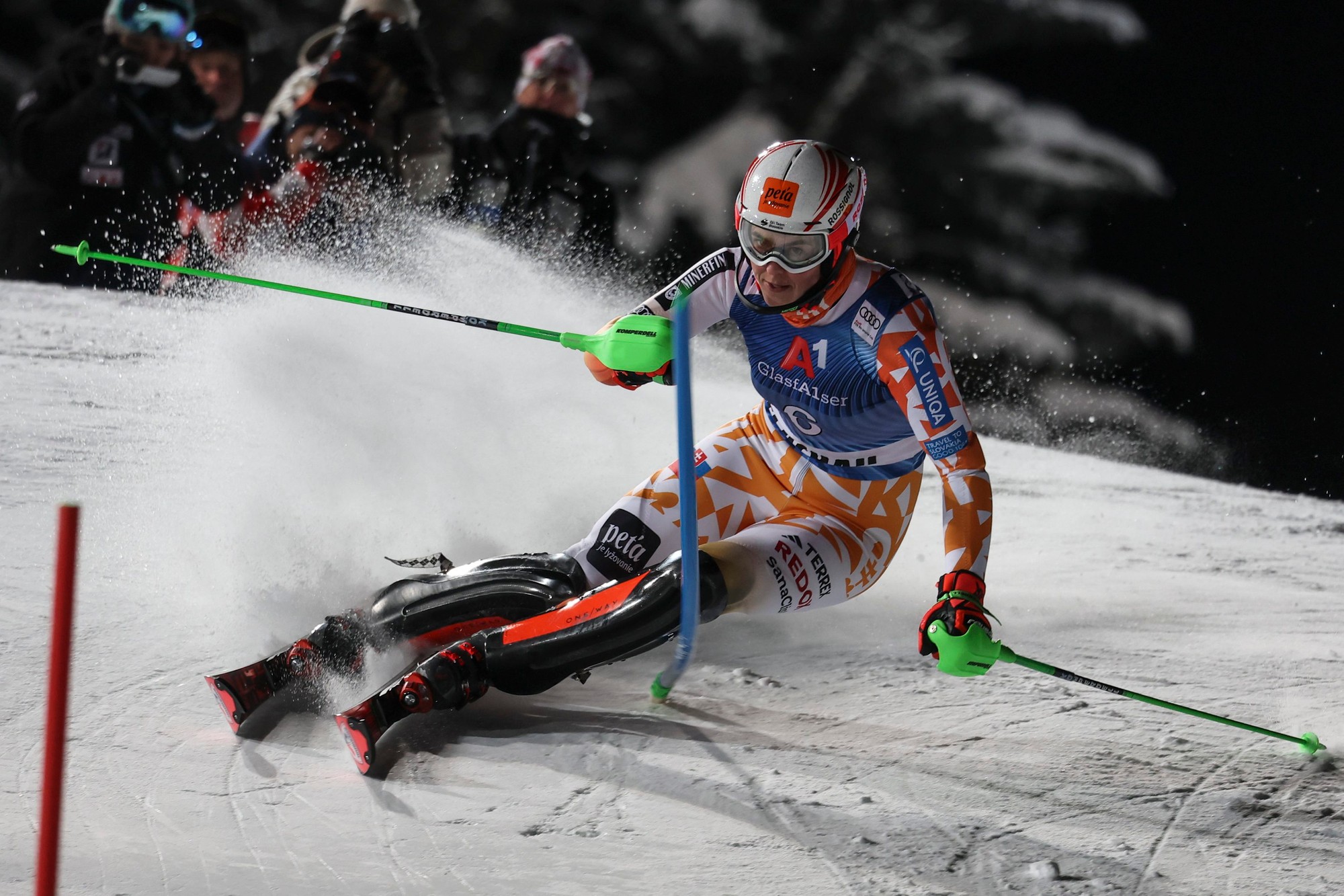 Slovenská lyžiarka Petra Vlhová počas nočného slalomu v rakúskom Flachau.