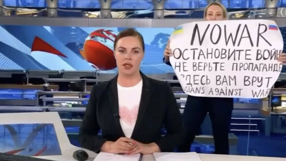Marina Owsiannikowa - protest w czasie programu na żywo w rosyjskiej telewizji.