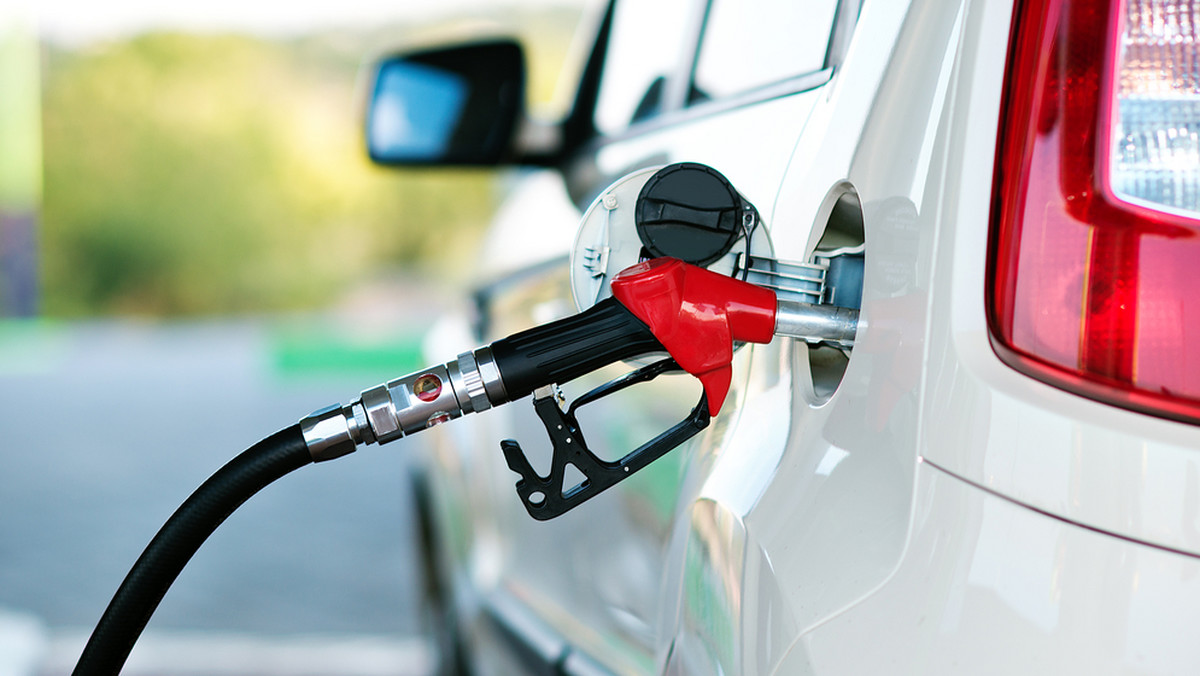 Na przełomie kwietnia i maja wzrosty cen paliw w rafineriach powinny być kontynuowane, ale kierowcy mogą się spodziewać jedynie nieznacznych wahań cen benzyny i diesla. Z danych e-petrol.pl wynika, że z punktu widzenia cen paliw, będzie to najtańsza majówka od 2009 r.