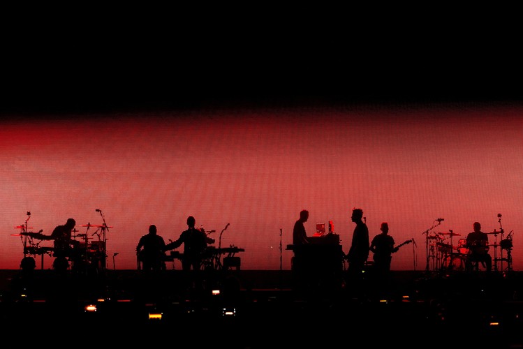 Muzyka jako komentarz do rzeczywistości, koncert jako happening – tego nauczyli nas przez lata, czyniąc ze swoich słuchaczy nie tylko zadowolonych fanów, ale także ludzi uwrażliwionych na sprawy najważniejsze.