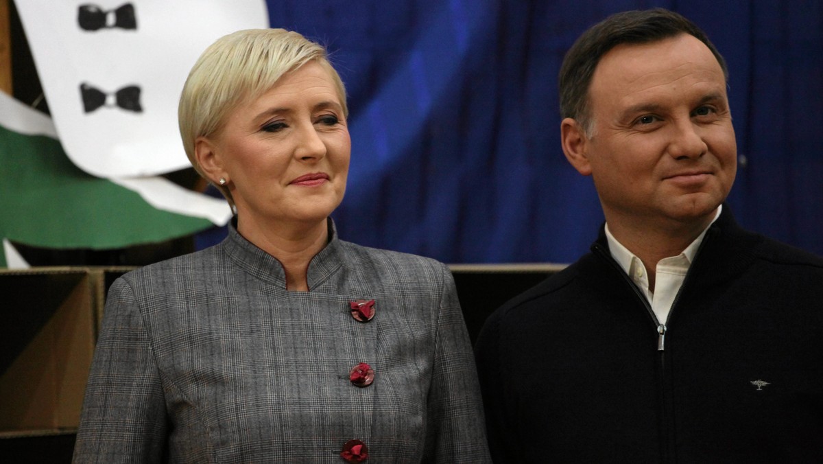 Para prezydencka Andrzej Duda i Agata Kornhauser-Duda, przekazali na Wielką Orkiestrę Świątecznej Pomocy spinki prezydenta oraz słynne zdjęcie ze Światowych Dni Młodzieży z autografem pierwszej damy.