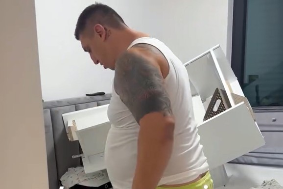 KRISTIJAN GOLUBOVIĆ LOMI PO STANU! Kristina snimila rusvaj koji je napravio: "Iživljava se pred decom, ovaj plakar je pao centimetar od Koste" (VIDEO)