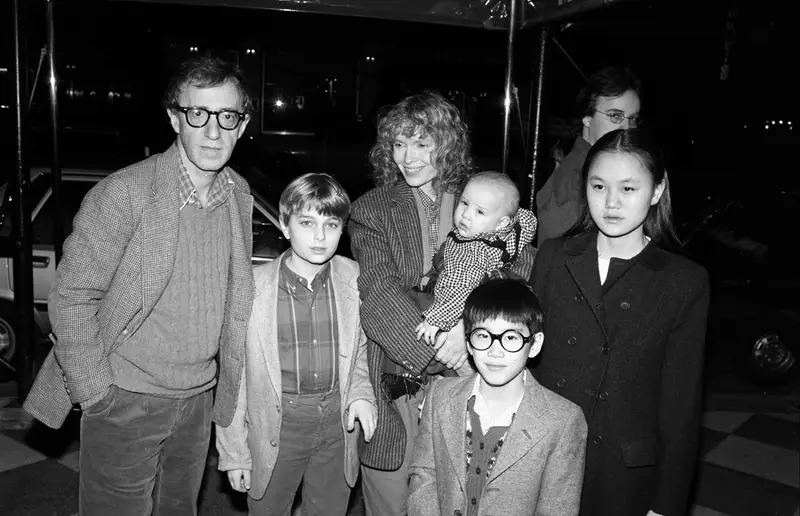 Woody Allen i Mia Farrow wraz z dziećmi