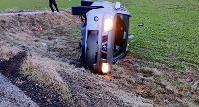 Chciał wyprzedzić osobówkę. Przez niego kierowca wypadł z drogi