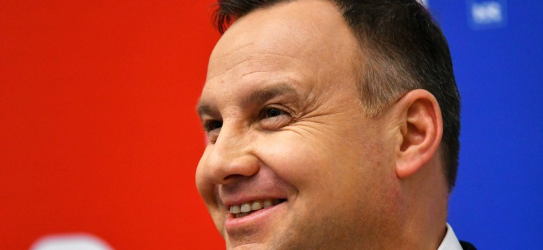 Duda wygrywa z Trzaskowskim i zgarnia większość wyborców Bosaka. NOWY SONDAŻ