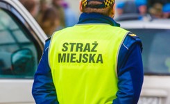 Pijany awanturował się pod mieszkaniem. Potem agresor uszkodził radiowóz