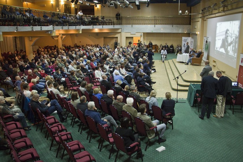 Incydent na spotkaniu z Wałęsą. Nałożyli maski Bolka