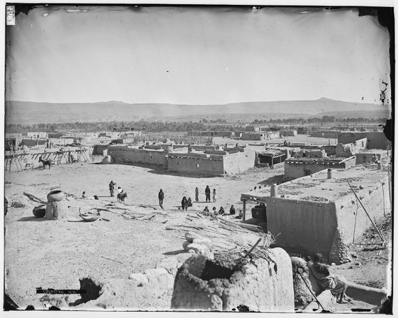 Widok na wioskę Indian Cochiti (ze zbiorów National Archives at College Park, domena publiczna).