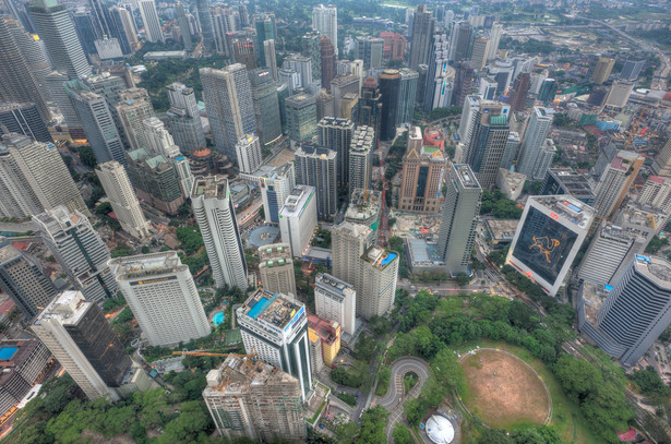 Baseny na dachach wieżowców widzianych z wieży telewizyjnej Menara Kuala Lumpur w stolicy Malezji. Fot. Hafiz Ismail / Shutterstock.com