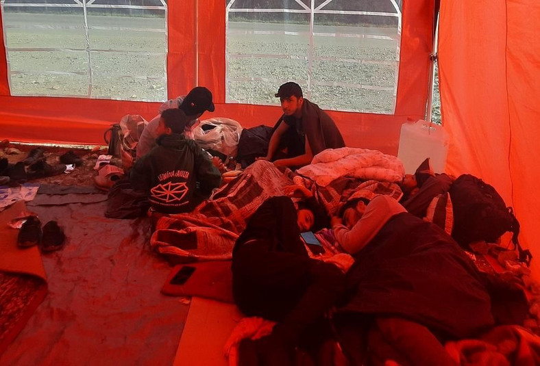 Namiot w obozie migrantów przy granicy z Polską