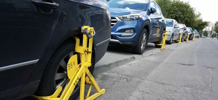 Wakacyjne parkowanie: gdzie mogę zostawić auto, a kiedy dostanę blokadę? Za co odholują samochód?