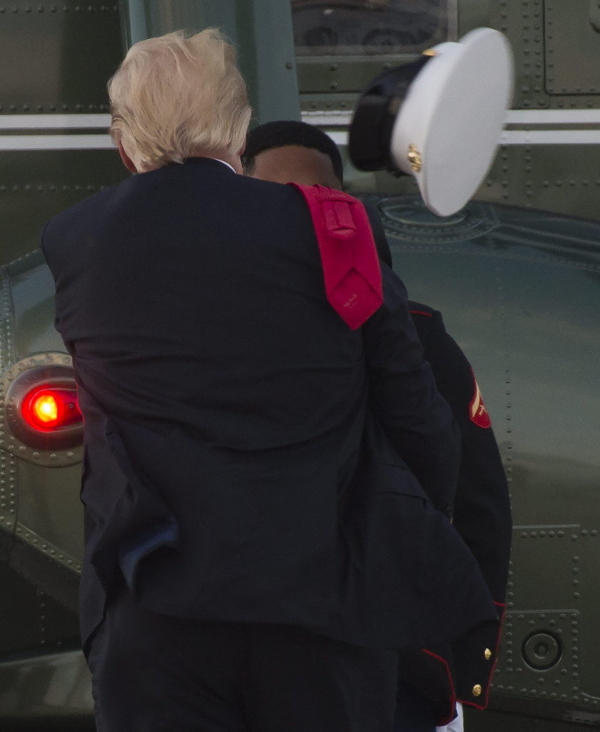 Żołnierzowi spadła czapka tuż przed nosem Trumpa. Co zrobił prezydent?Żołnierzowi spadła czapka tuż przed nosem Trumpa. Co zrobił prezydent?