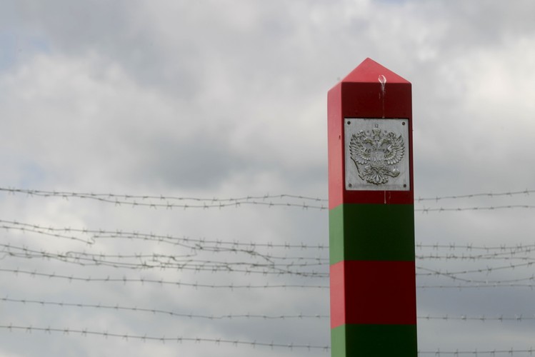 Ogrodzenie dodatkowo będzie wyposażone w nowoczesny system monitoringu. Koszt inwestycji szacuje się na 3,6 mln euro. Prace będą finansowane z budżetu państwa i z funduszy unijnych.<br><br> fot. EPA / VALDA KALNINA Dostawca: PAP / EPA.