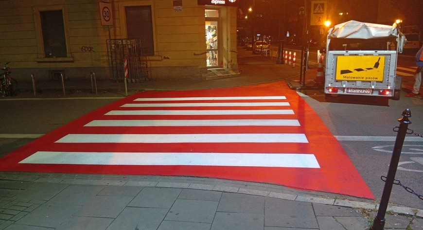 Jak co roku, przed pierwszym dzwonkiem, Zarząd Dróg Miasta Krakowa zadbał o odnowienie malowania przejść dla pieszych w rejonie szkół.