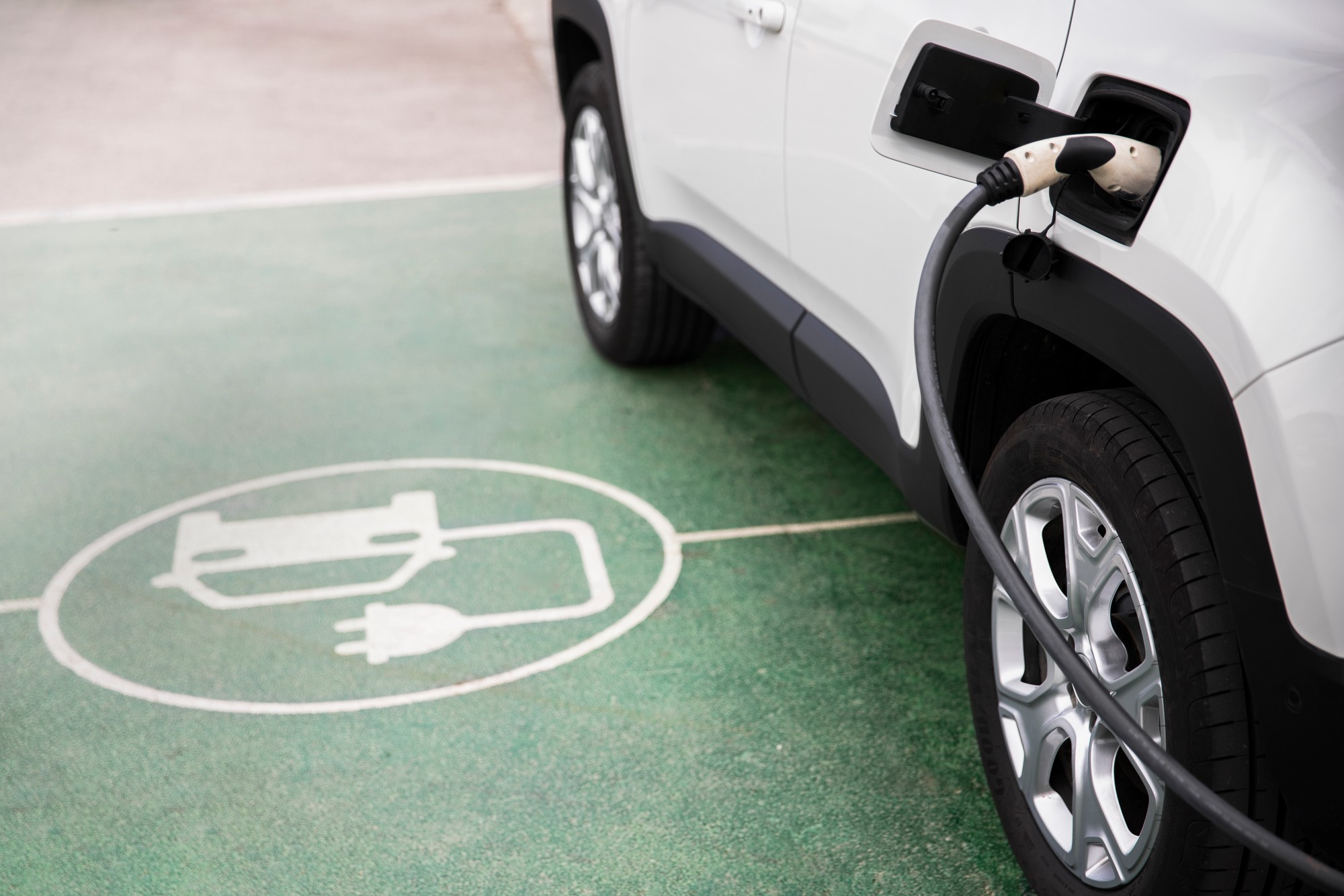 Na uhlíkovú stopu elektromobilu vplývajú materiály, výroba batérie aj energia použitá na nabíjanie.