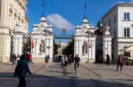 Coraz mniej Polaków się kształci na magistrów