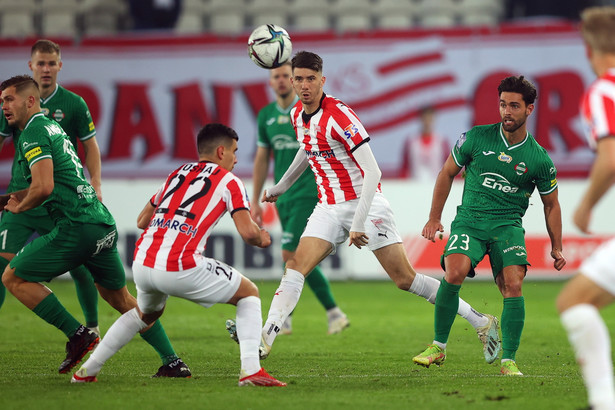 Zawodnik Cracovii Florian Loshaj (L) i Pelle van Amersfoort (C) oraz Filipe Nascimento (P) z Radomiaka Radom podczas meczu 13. kolejki piłkarskiej Ekstraklasy