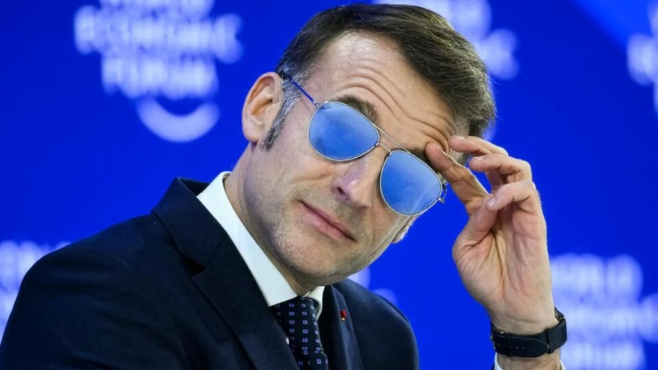 Emmanuel Macron spopularizoval exkluzívne okuliare: Z virálneho hitu si výrobca mädlí ruky