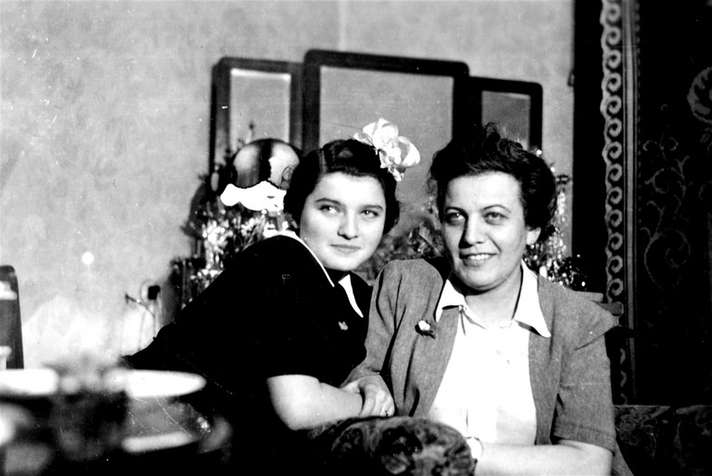 Renia i Róża, jej matka, w Warszawie w Hotelu Europejskim, gdzie pracowała Róża, ok. 1943 r.