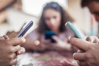 Samotność rzadko ma dziś postać pustego pokoju. Częściej jest pełna ekranów