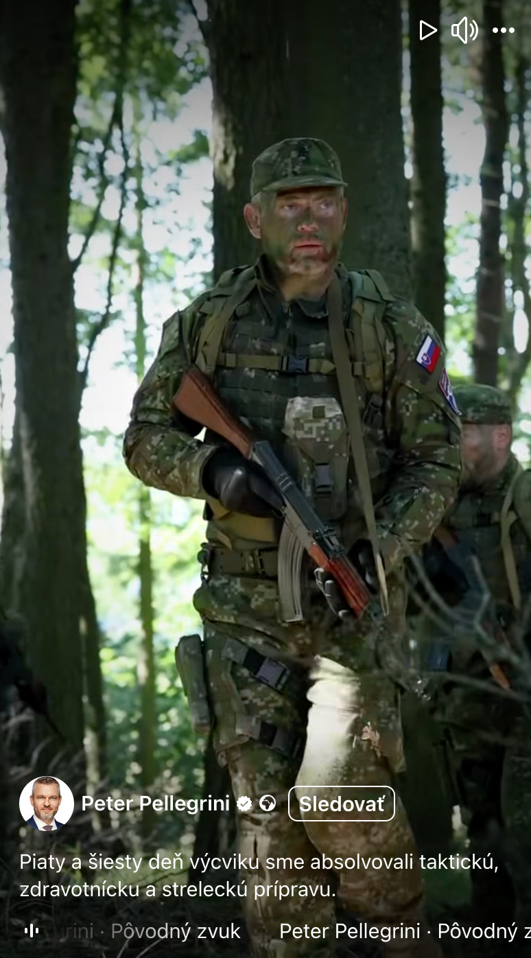 Záber z výcviku, na ktorom sa zúčastnil prezident Pellegrini.