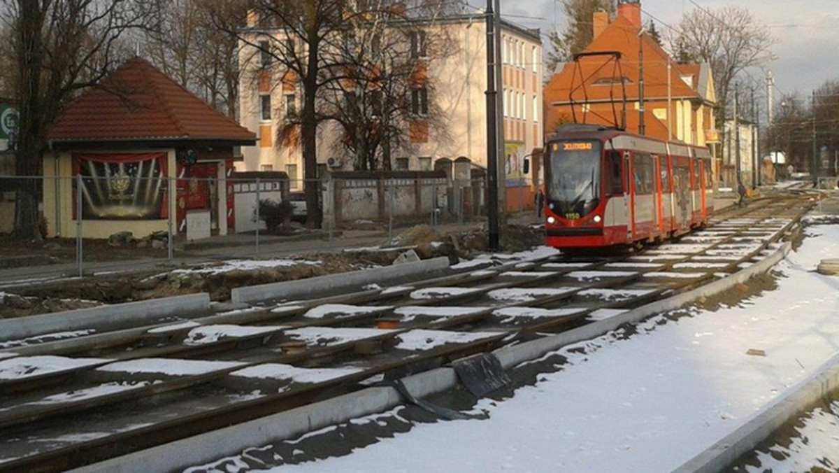 Ponad 60 proc. prac remontowych na torowisku na gdańskiej Przeróbce już za nami. Chociaż w grudniu przywrócono ruch tramwajowy na naprawianym odcinku, wiosną pasażerów czekają kolejne utrudnienia.