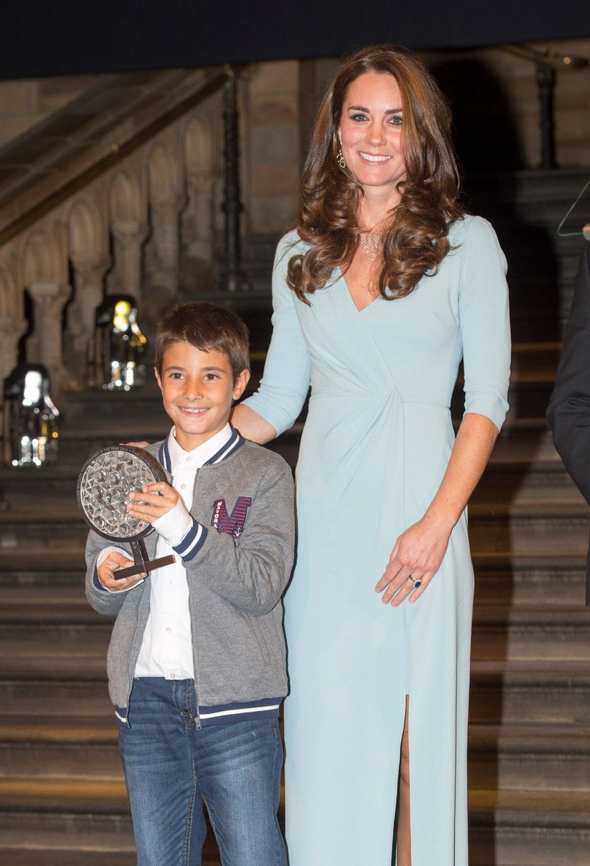 Karlosu je nagradu uručila vojvotkinja od Kembridža