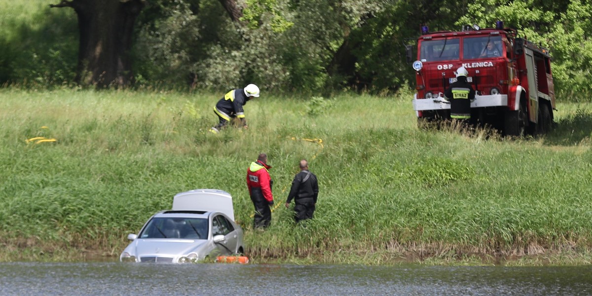 Mercedes utonął w Odrze