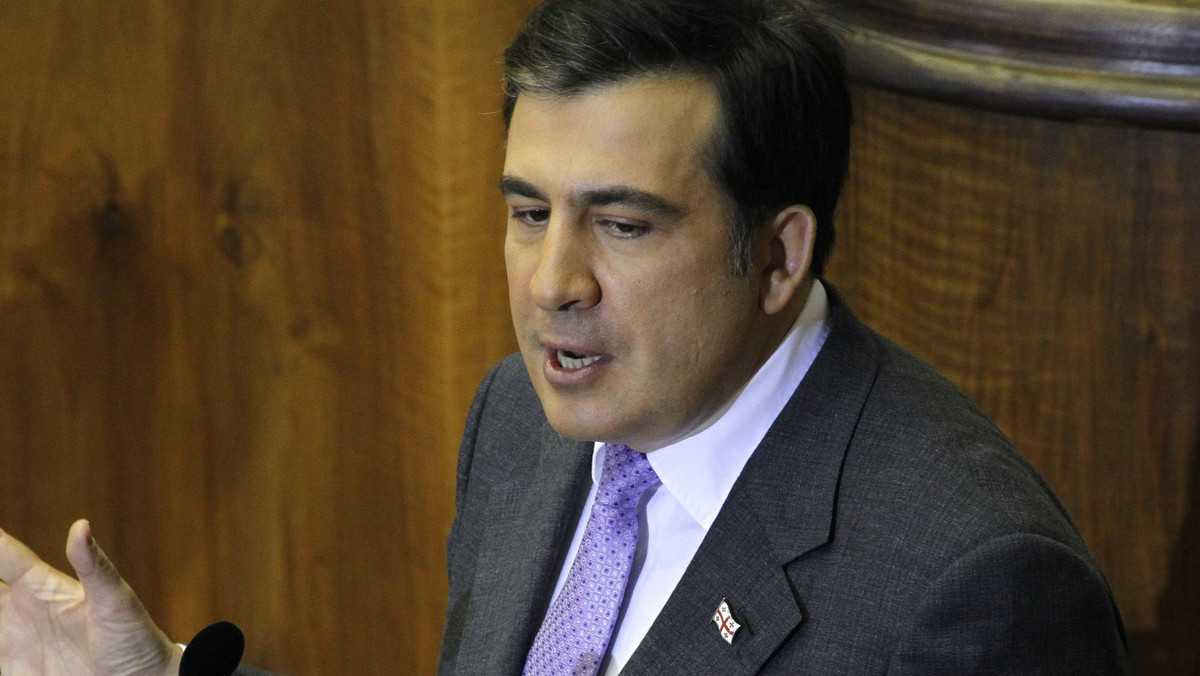 Trzeszczy w posadach prezydentura Micheila Saakaszwilego. Polityczne tsunami wstrząsające światem może go lada moment zmieść. Saaka, który przy aplauzie tłumów wtargnął na szczyty, jest dziś czarną owcą w ojczystej Gruzji.