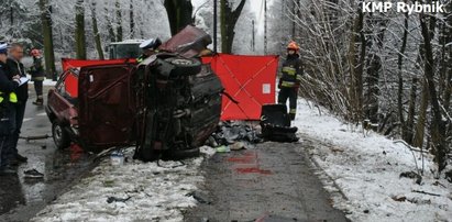 Samochód złamał się w pół. Kierowca skonał na drodze