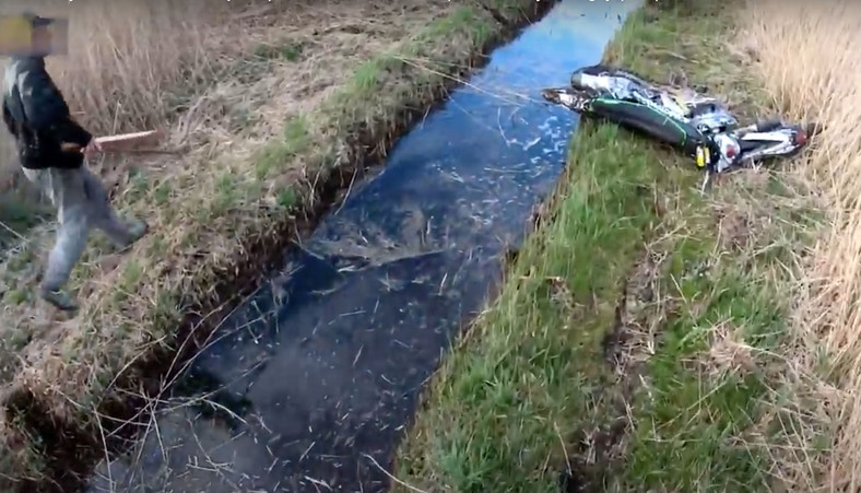 Motocrossowy mistrz Polski niszczy pole i chwali się tym w sieci