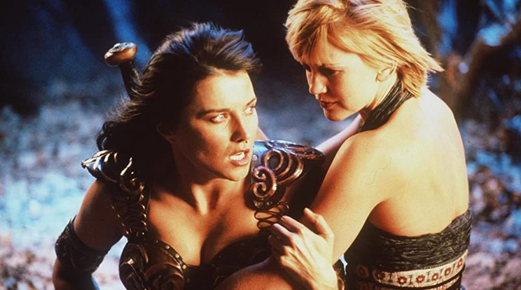 A Xena főszereplője, Lucy Lawless nem sírja vissza a sorozat forgatását, de kolléganőjével, Renee O’Connorral imádott együtt dolgozni / Fotó: Amazon