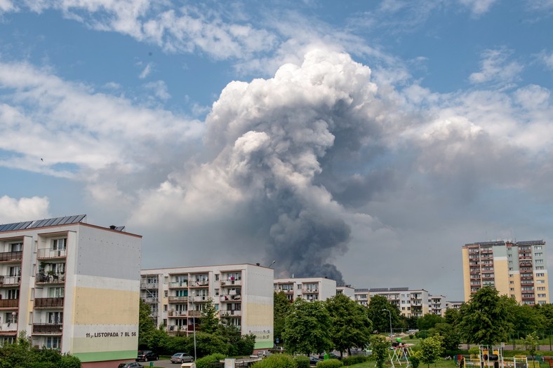 Zgierski cumulus flammagenitus widoczny z północy Łodzi w pierwszy poranek po nocnym wybuchu pożaru