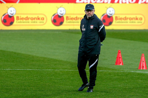 Selekcjoner piłkarskiej reprezentacji Polski Jerzy Brzęczek podczas treningu, na Stadionie Miejskim w Gdyni